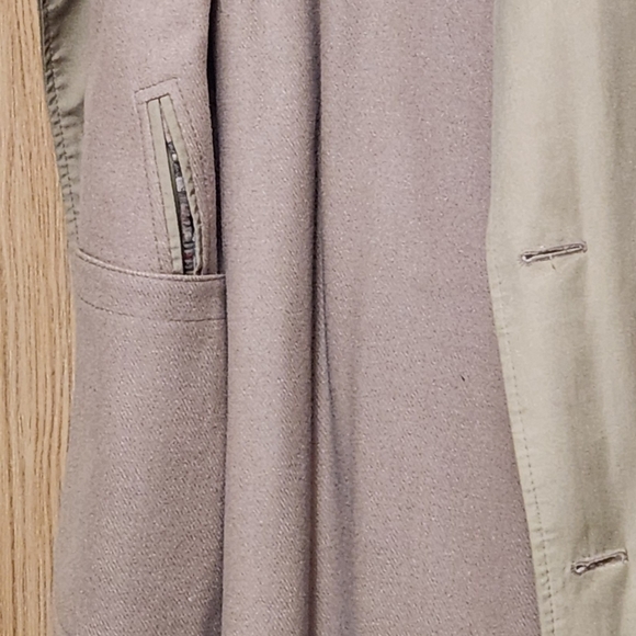 Men's Burberry Trench - Picture 7 of 8